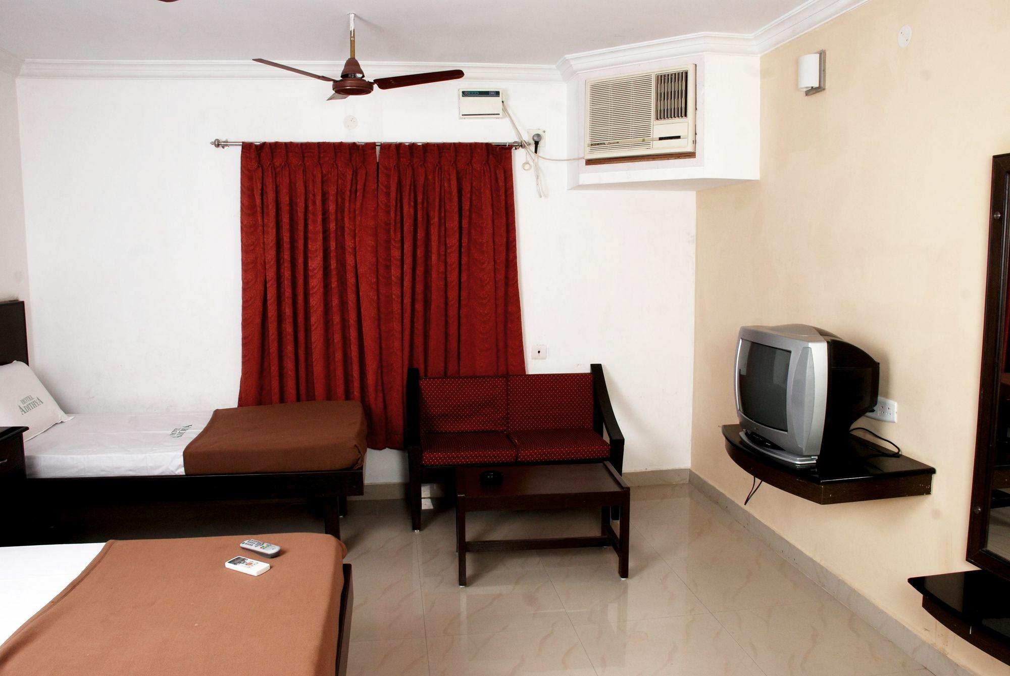 Hotel Adithya Chennai Exteriör bild